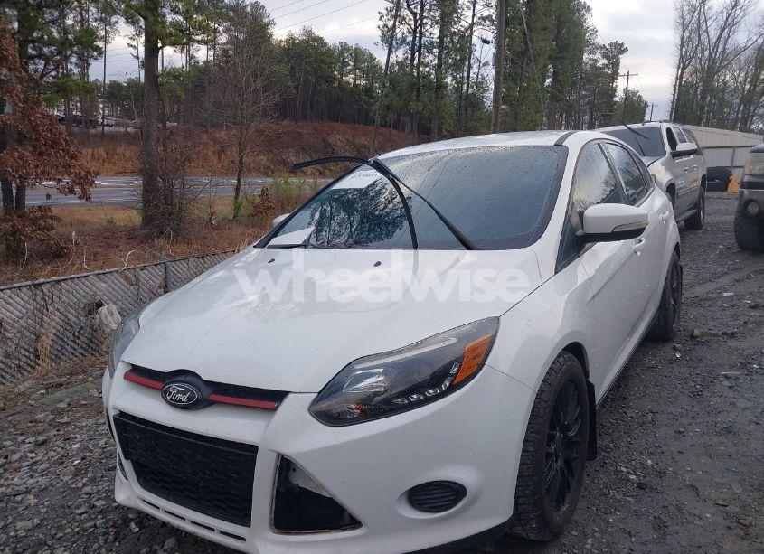 Photo 2 of 2014 Ford Focus SE (VIN 1FADP3K28EL189702)