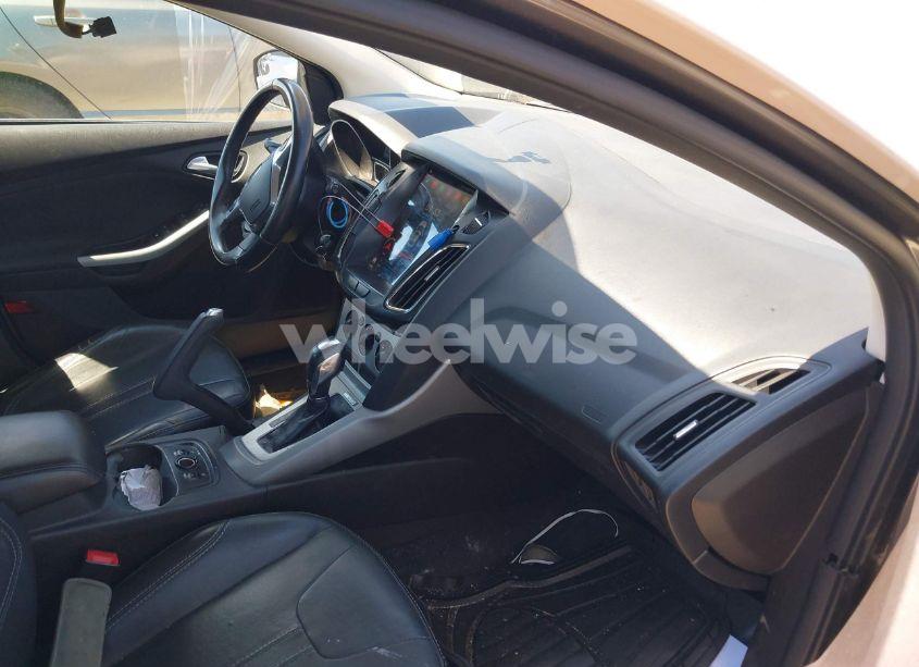 Photo 5 of 2014 Ford Focus SE (VIN 1FADP3K28EL261787)