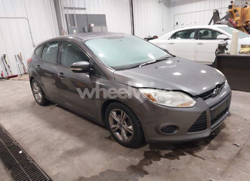 2014 Ford Focus SE (VIN 1FADP3K28EL263507) main photo