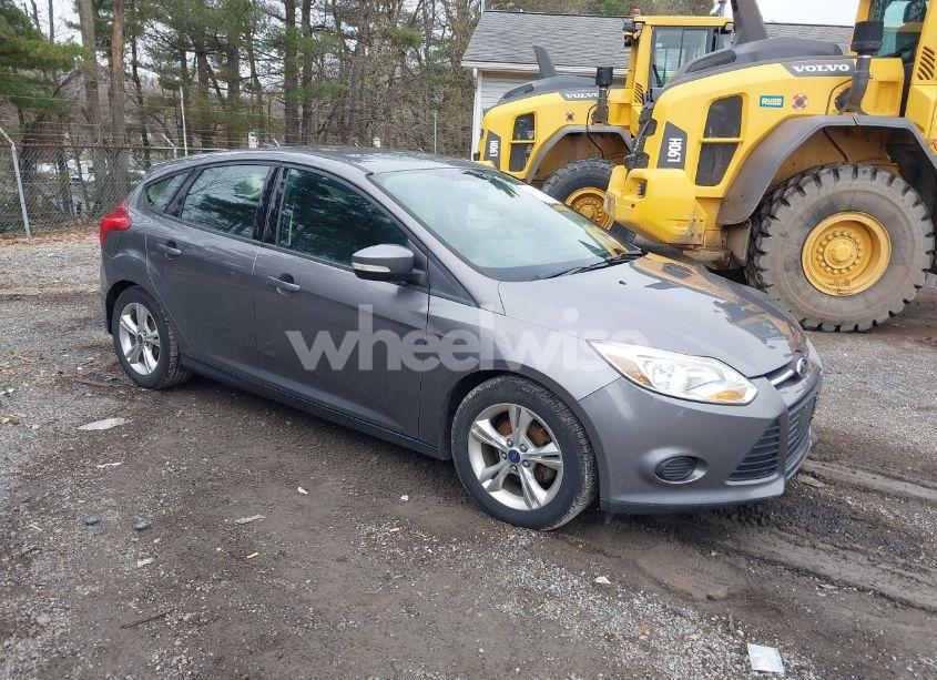 2014 Ford Focus SE (VIN 1FADP3K28EL313161) main photo