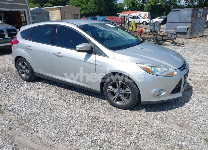 2014 Ford Focus SE (VIN 1FADP3K28EL320482) main photo