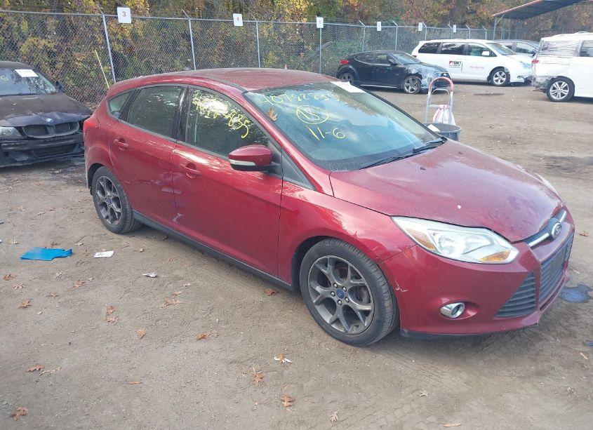 2014 Ford Focus SE (VIN 1FADP3K28EL327125) main photo