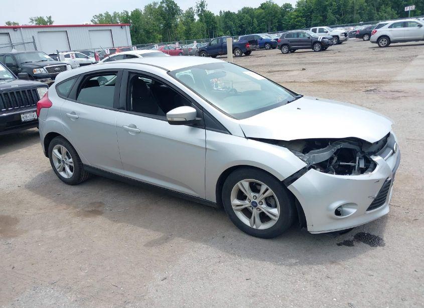 2014 Ford Focus SE (VIN 1FADP3K28EL335838) main photo