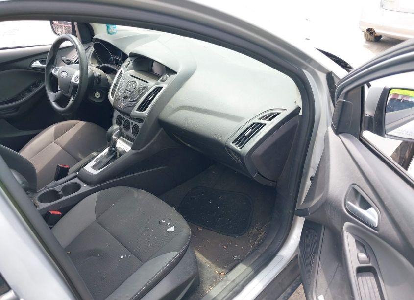 Photo 5 of 2014 Ford Focus SE (VIN 1FADP3K28EL335838)