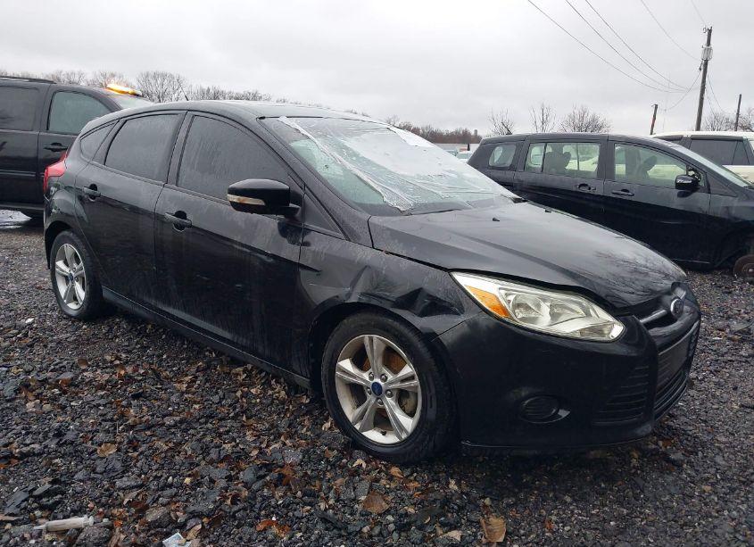 2014 Ford Focus SE (VIN 1FADP3K28EL338917) main photo
