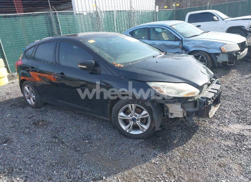 2014 Ford Focus SE (VIN 1FADP3K28EL369567) main photo