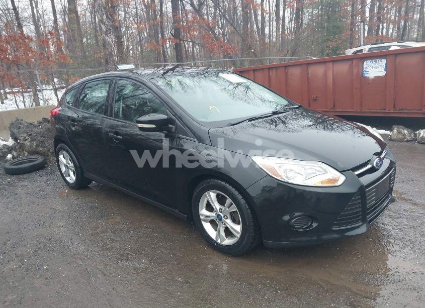 2014 Ford Focus SE (VIN 1FADP3K28EL370489) main photo