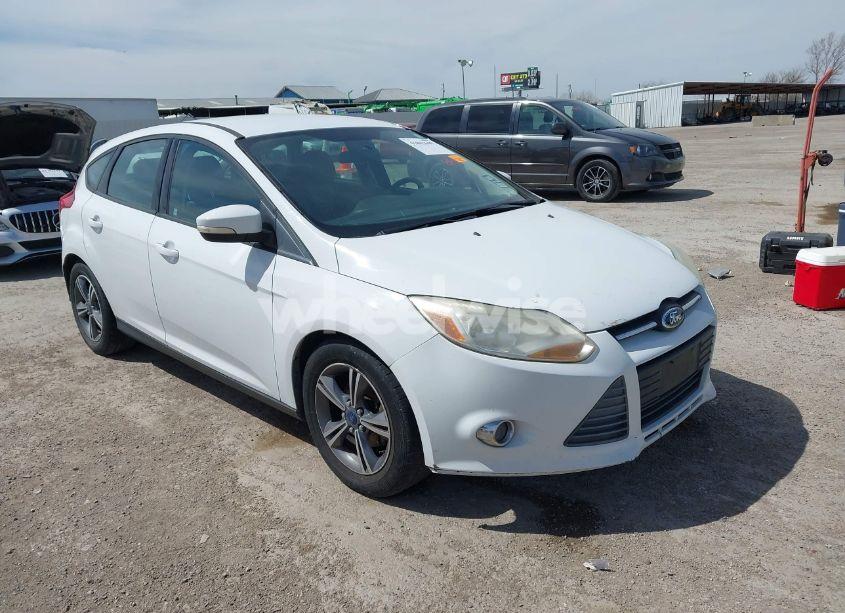 2014 Ford Focus SE (VIN 1FADP3K28EL406603) main photo