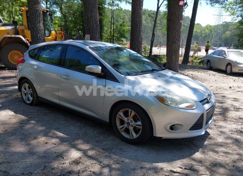 2014 Ford Focus SE (VIN 1FADP3K28EL409033) main photo