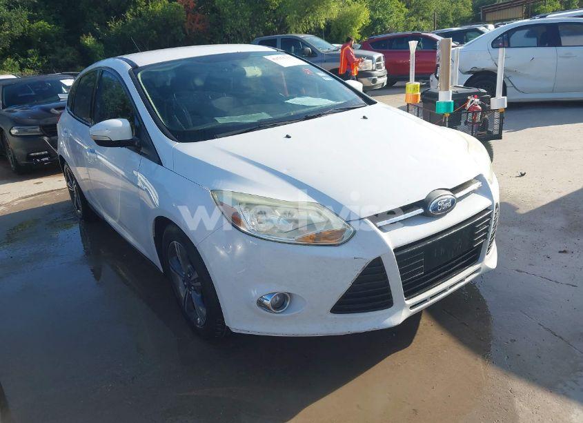 2014 Ford Focus SE (VIN 1FADP3K28EL422431) main photo