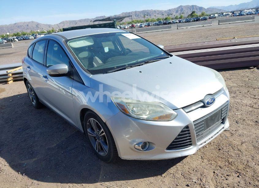 2014 Ford Focus SE (VIN 1FADP3K28EL460287) main photo