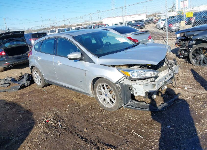 2015 Ford Focus SE (VIN 1FADP3K28FL200635) main photo
