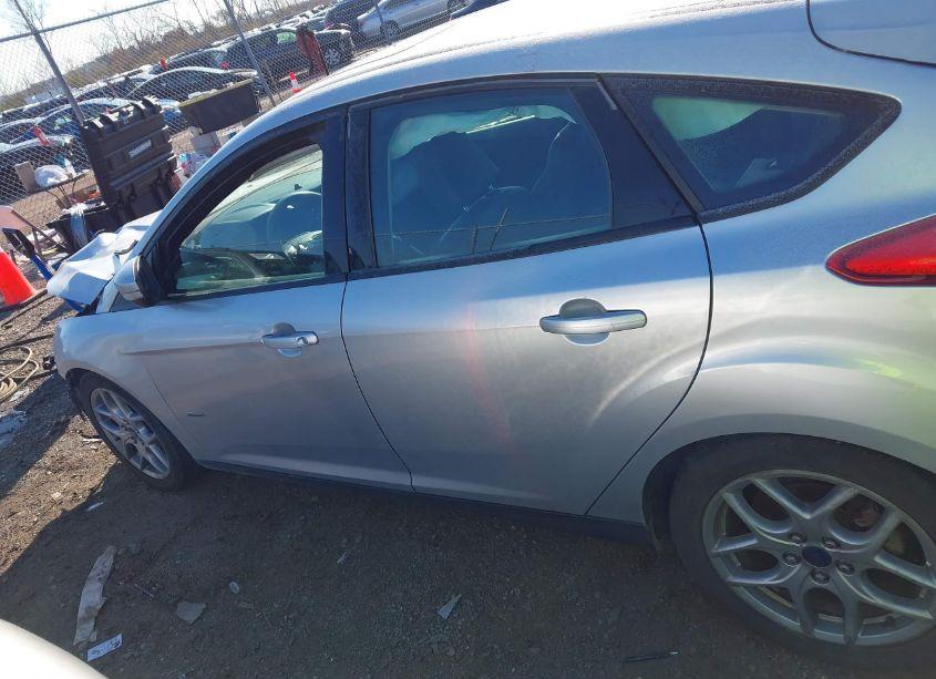 Photo 15 of 2015 Ford Focus SE (VIN 1FADP3K28FL200635)
