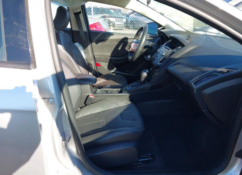 Photo 5 of 2015 Ford Focus SE (VIN 1FADP3K28FL200635)