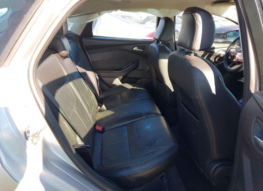 Photo 8 of 2015 Ford Focus SE (VIN 1FADP3K28FL200635)