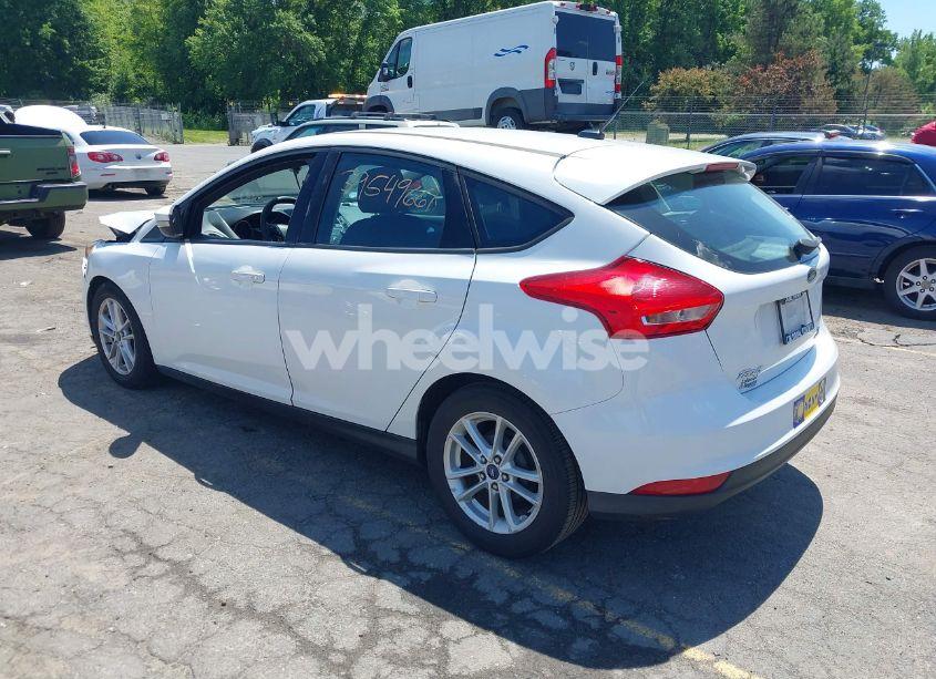 Photo 3 of 2015 Ford Focus SE (VIN 1FADP3K28FL223574)