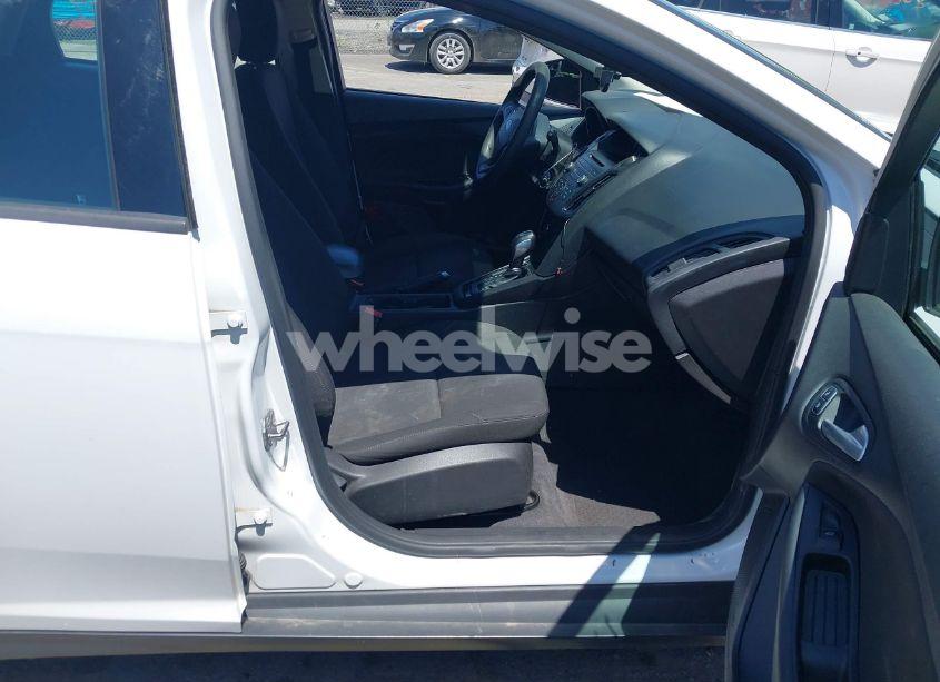 Photo 5 of 2015 Ford Focus SE (VIN 1FADP3K28FL223574)