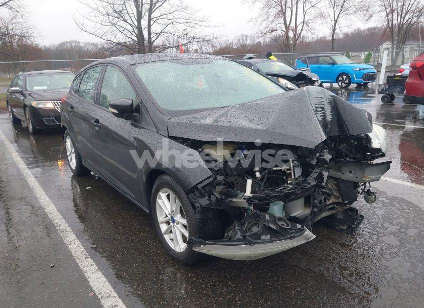 2015 Ford Focus SE (VIN 1FADP3K28FL242545) main photo