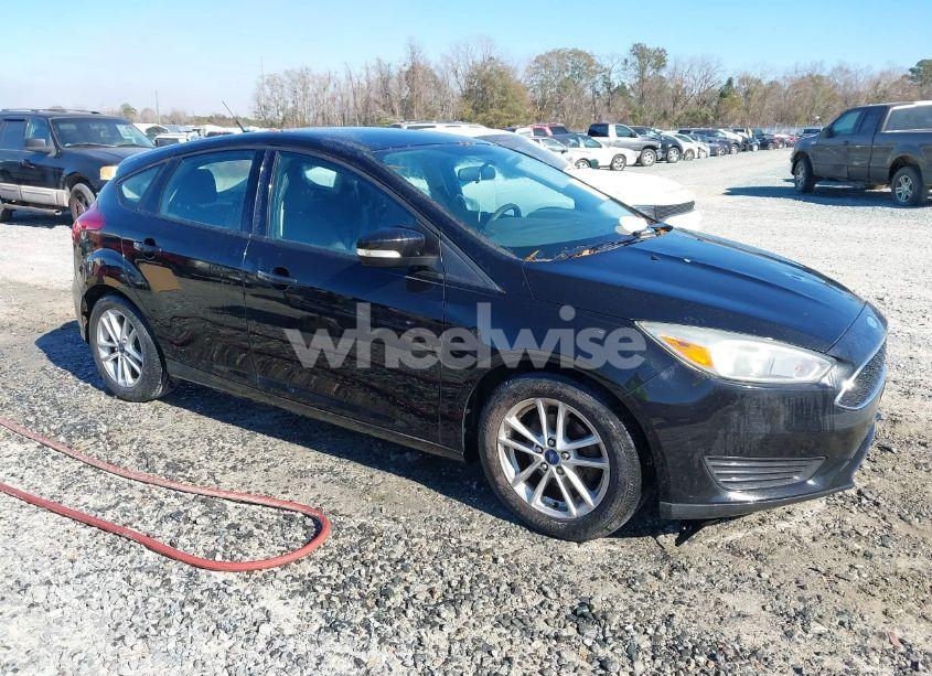 2015 Ford Focus SE (VIN 1FADP3K28FL264853) main photo