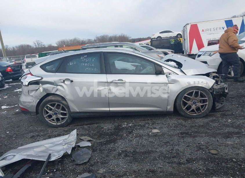 Photo 14 of 2015 Ford Focus SE (VIN 1FADP3K28FL270670)
