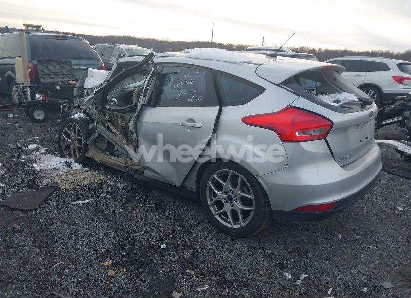 Photo 3 of 2015 Ford Focus SE (VIN 1FADP3K28FL270670)