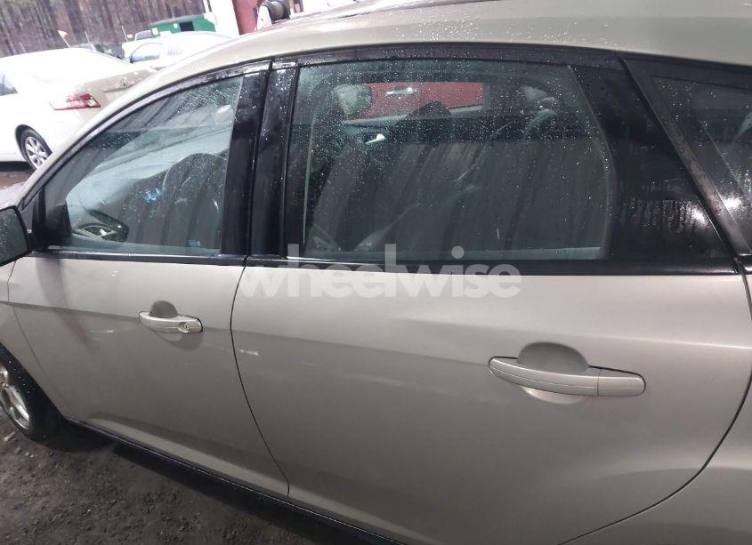 Photo 14 of 2015 Ford Focus SE (VIN 1FADP3K28FL286447)