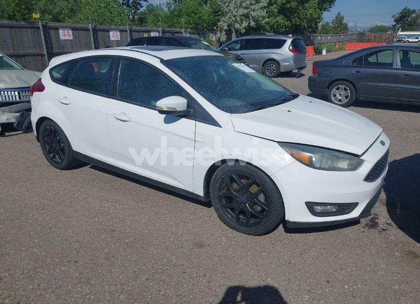 2015 Ford Focus SE (VIN 1FADP3K28FL287307) main photo