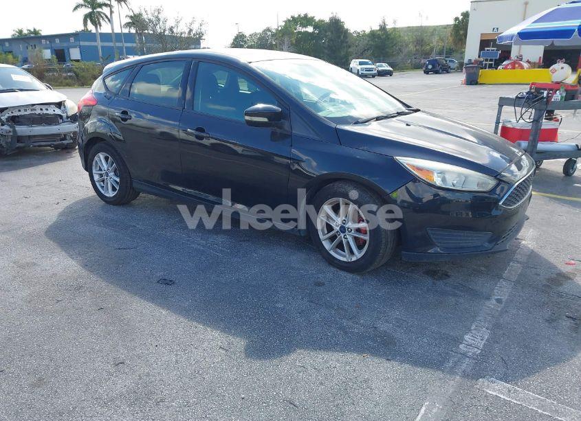 2015 Ford Focus SE (VIN 1FADP3K28FL307328) main photo