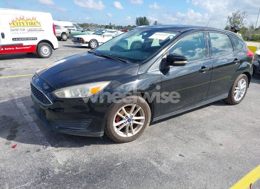 Photo 2 of 2015 Ford Focus SE (VIN 1FADP3K28FL307328)