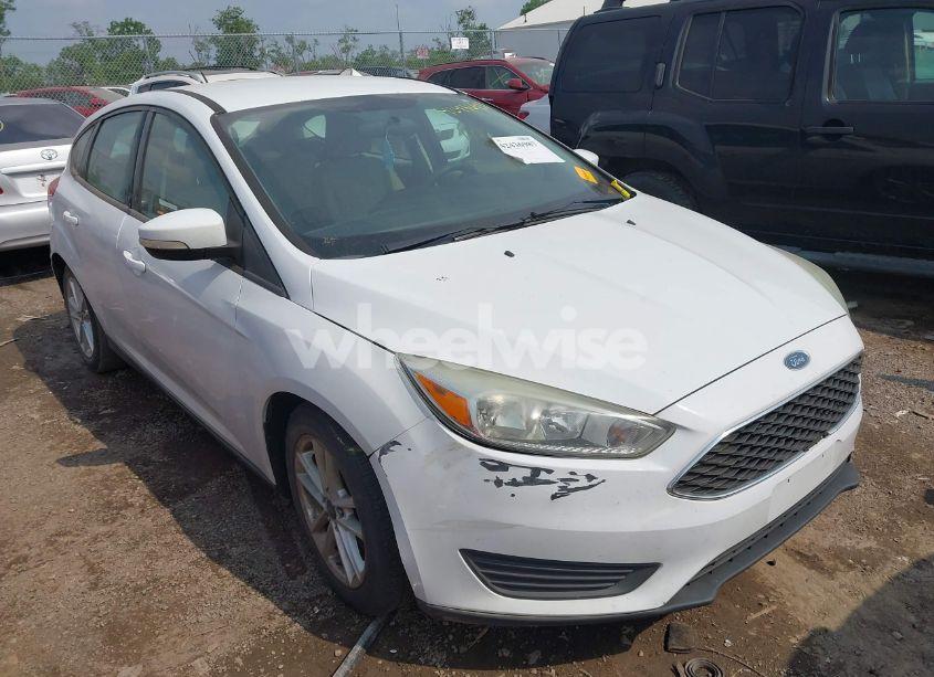 2015 Ford Focus SE (VIN 1FADP3K28FL317843) main photo