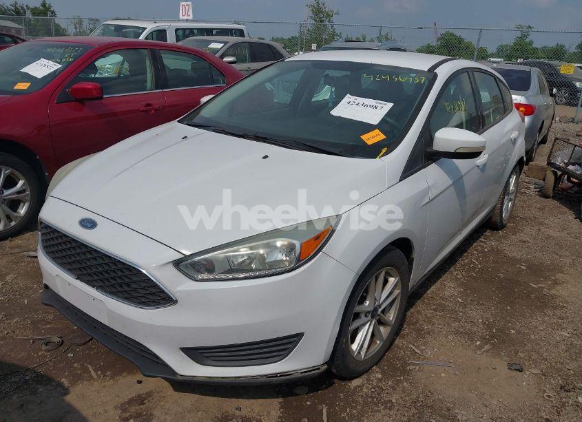 Photo 2 of 2015 Ford Focus SE (VIN 1FADP3K28FL317843)
