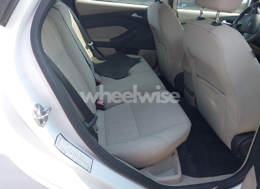 Photo 8 of 2015 Ford Focus SE (VIN 1FADP3K28FL317843)