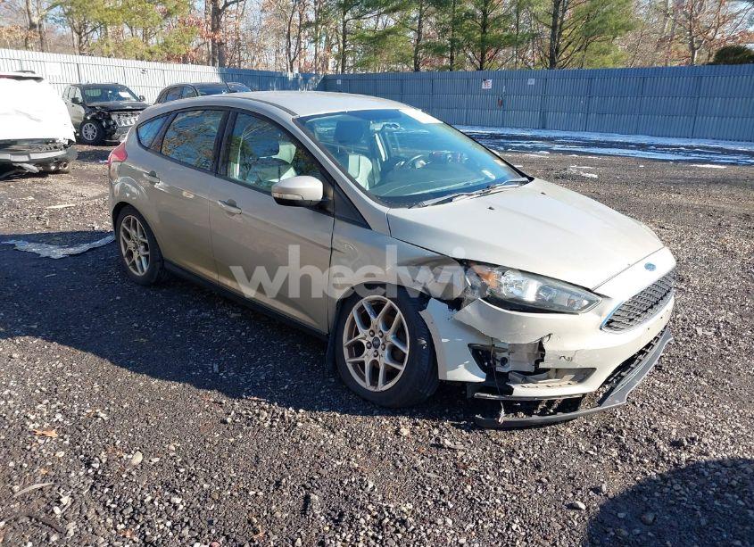 2015 Ford Focus SE (VIN 1FADP3K28FL336103) main photo
