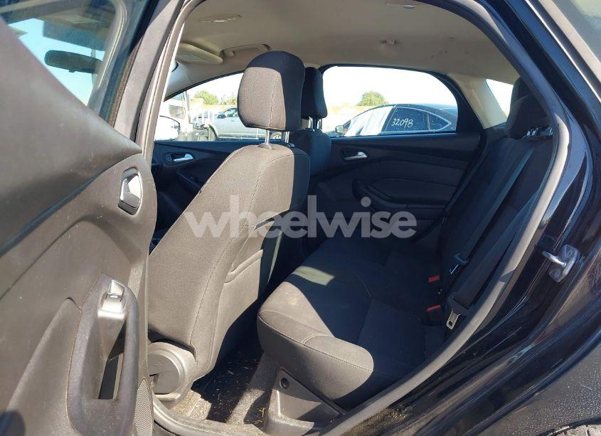 Photo 8 of 2015 Ford Focus SE (VIN 1FADP3K28FL348882)