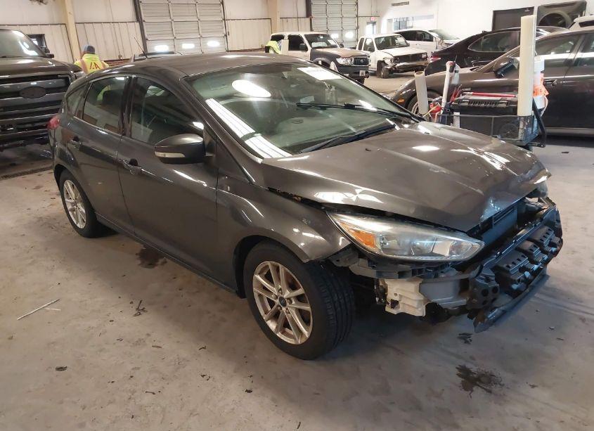 2015 Ford Focus SE (VIN 1FADP3K28FL351393) main photo