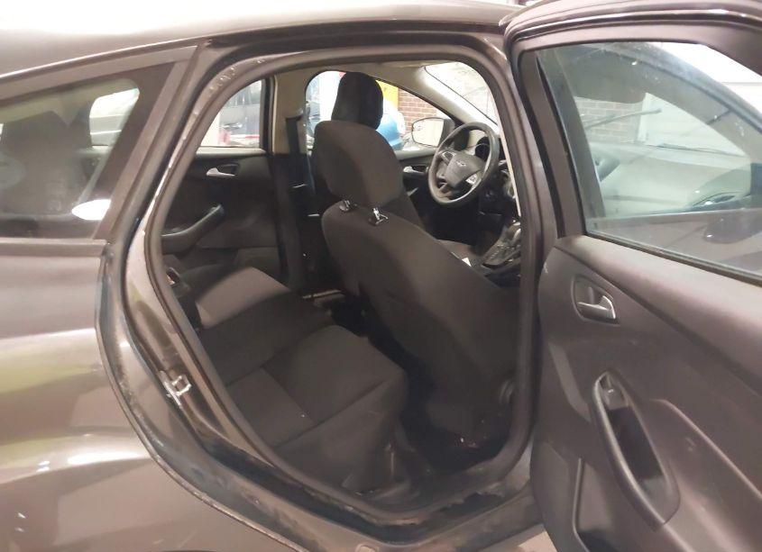 Photo 8 of 2015 Ford Focus SE (VIN 1FADP3K28FL351393)