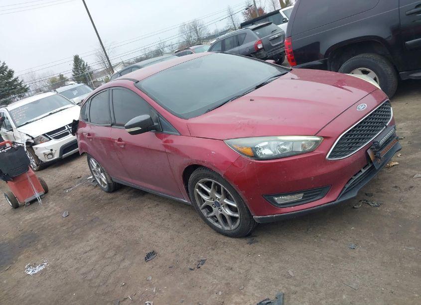 2015 Ford Focus SE (VIN 1FADP3K28FL356139) main photo