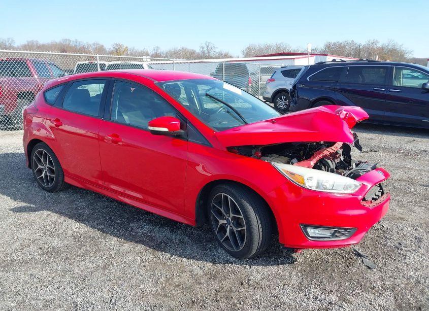 2015 Ford Focus SE (VIN 1FADP3K28FL364760) main photo