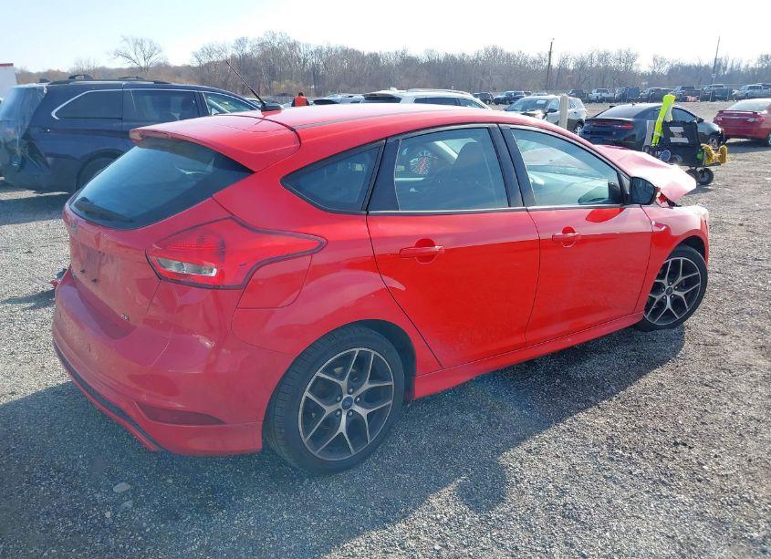 Photo 4 of 2015 Ford Focus SE (VIN 1FADP3K28FL364760)