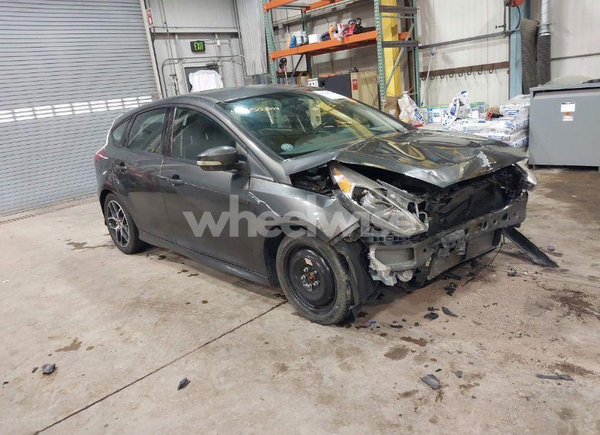 2015 Ford Focus SE (VIN 1FADP3K28FL383583) main photo