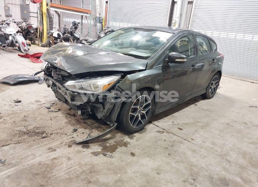 Photo 2 of 2015 Ford Focus SE (VIN 1FADP3K28FL383583)