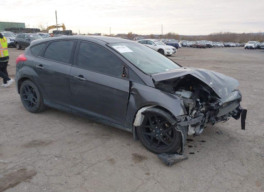 2016 Ford Focus SE (VIN 1FADP3K28GL311669) main photo
