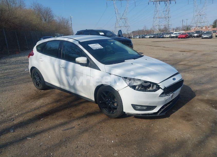 2016 Ford Focus SE (VIN 1FADP3K28GL332859) main photo