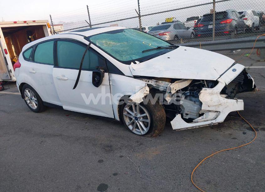 2016 Ford Focus SE (VIN 1FADP3K28GL351962) main photo