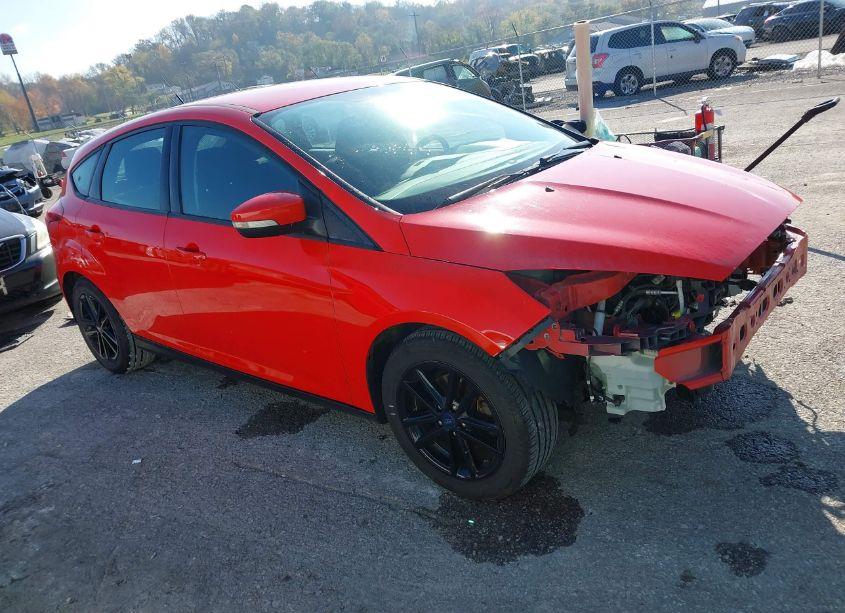 2016 Ford Focus SE (VIN 1FADP3K28GL359737) main photo