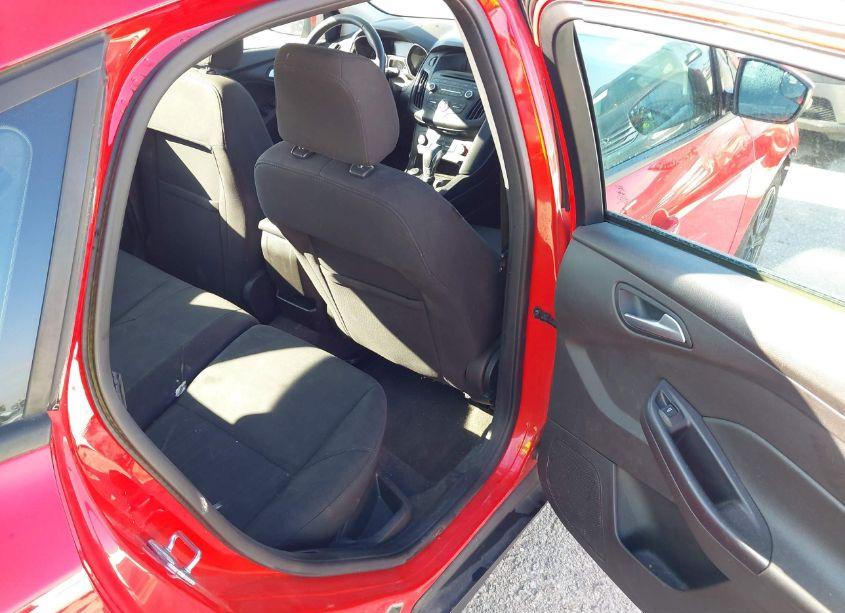 Photo 8 of 2016 Ford Focus SE (VIN 1FADP3K28GL359737)