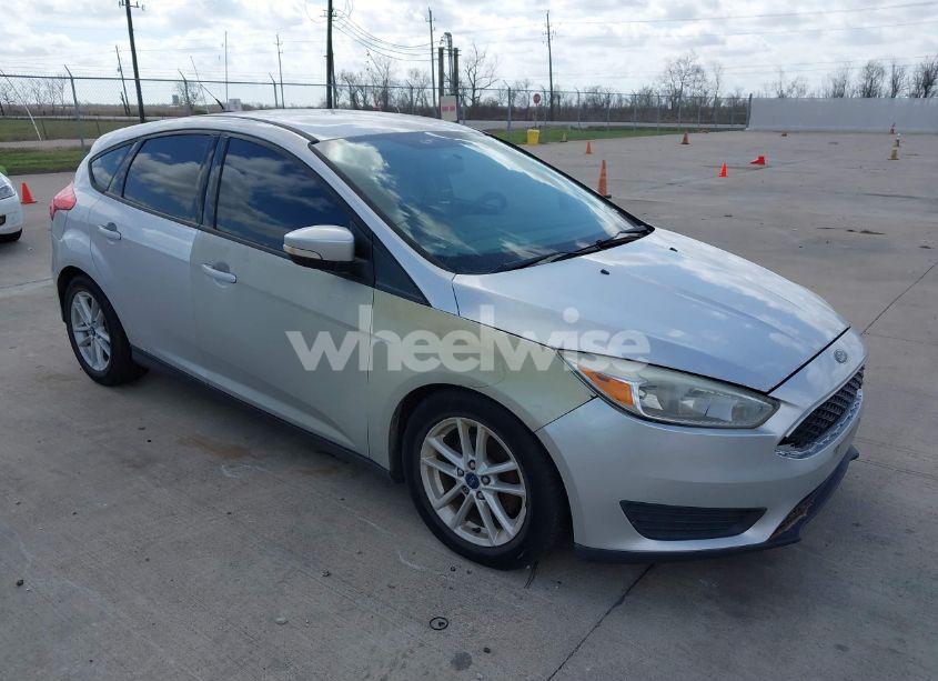 2016 Ford Focus SE (VIN 1FADP3K28GL381088) main photo
