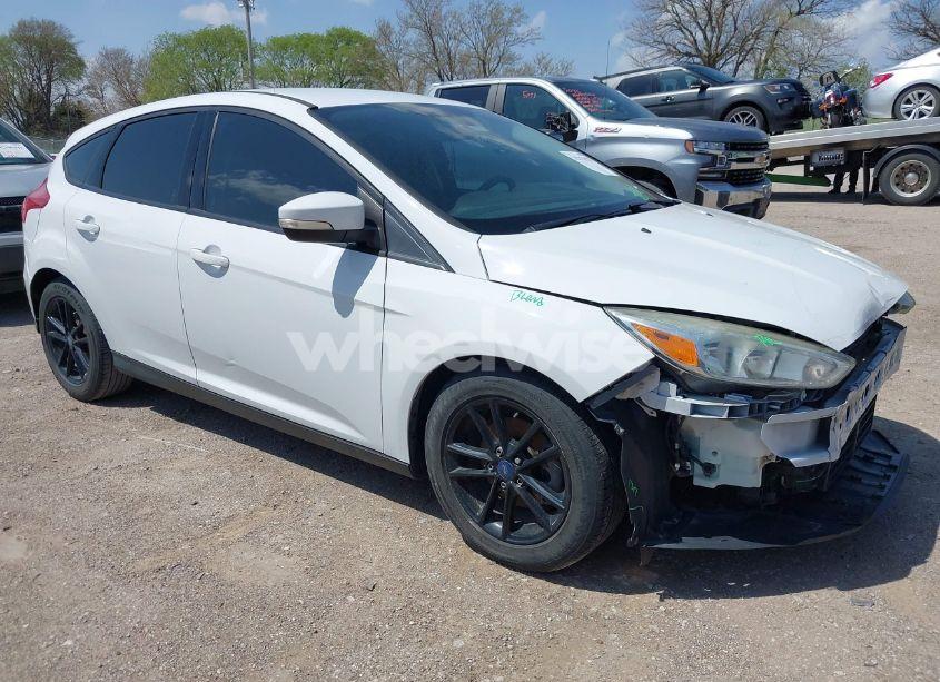 2017 Ford Focus SE (VIN 1FADP3K28HL217843) main photo