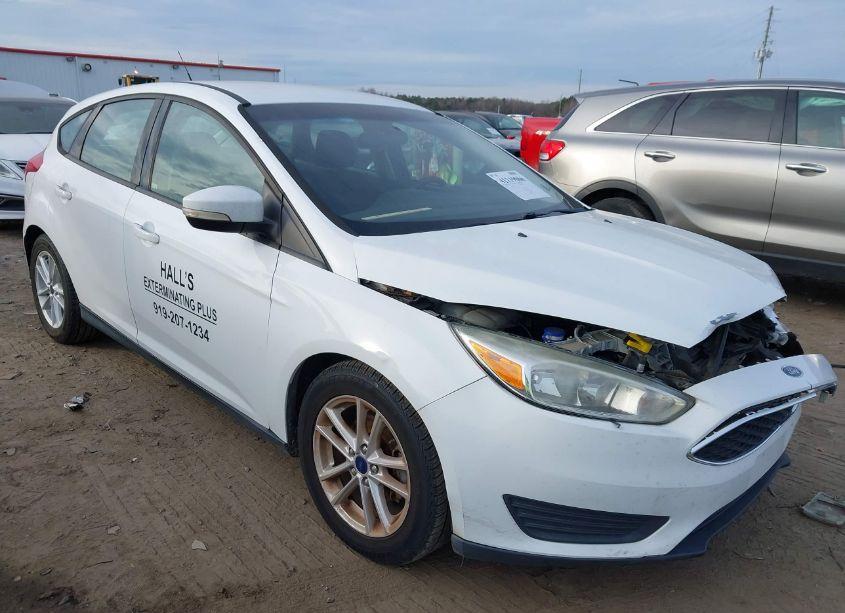 2017 Ford Focus SE (VIN 1FADP3K28HL251314) main photo