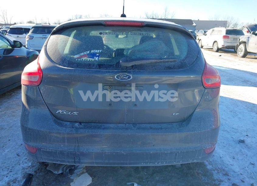 Photo 16 of 2018 Ford Focus SE (VIN 1FADP3K28JL210283)